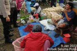 Sambang Pasar, Bhabinkamtibmas Himbau Prokes dan Vaksin