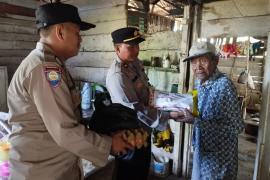 Selama Ramadhan, Polres Mukomuko Gencar Salurkan Bantuan Sembako Kepada Warga Membutuhkan
