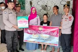 Polsek Ratu Samban Distribusikan Bansos ke Warga 3 Kelurahan