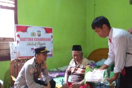 Dua Lansia Menderita Stroke Terima Bansos dari Polres Kaur