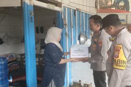 Warga di Kecamatan V Koto Terima Bansos dari Polres Mukomuko