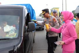 Ribuan Takjil Dibagikan Polres Mukomuko