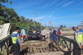 Perbaikan Jembatan Abrasi, Sat Lantas Polres Mukomuko dan Polsek Mukomuko Utara Tutup Arus Lalin 