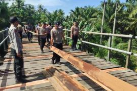 Polres Mukomuko Bersama Masyarakat Perbaiki Jembatan Desa yang Rusak