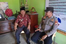 Kaur - Bhabinkamtibmas Polsek Padang Guci Hulu Polres Kaur Polda Bengkulu Bripka M. Hedi Juliadi, S.H melaksanakan Sambang Tokoh Masyarakat di Kecamatn Padang Guci Hulu Kabupaten Kaur, Kamis (27/07/2023) Sekira Pukul 09.15 WIB.  Bhabinkamtibmas Bripka M. Hedi Juliadi, S.H berharap Tokoh Masayarakat (Tomas) dapat bersama- sama menjaga situasi-situasi Kamtibmas yang aman dan Kondusif di Kecamatan Padang Guci Hulu Kabupaten Kaur.  Bhabinkamtibmas Mengimbau supaya selalu menjalin Komunikasi yang baik demi untuk