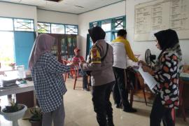 Sambang Kelurahan Sawah Lebar, Bhabinkamtibmas Serahkan Surat Imbauan dari Kapolsek