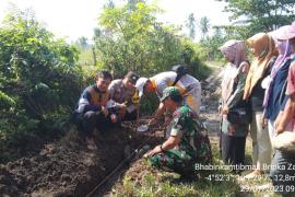 Bhabinkamtibmas Polsek Maje Lakukan Monitoring Titik nol Pembangunan Jalan Rabat Beton Desa Tanjung Baru