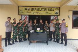 Jaga Sinergitas, Polsek Kaur Tengah Terima Pemberian Tumpeng Dari Koramil 408-03 