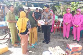 Peduli Musibah Kebakaran, Kapolres Mukomuko dan Ketua Bhayangkari Mukomuko Berikan Bantuan 