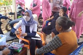 Polres BU Bersama Bhayangkari Berikan Makanan dan Pemeriksaan Kesehatan Korban Banjir