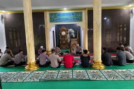 Polres Kaur Polda Bengkulu melaksanakan Bimbingan Rohani dan Mentall (Binrohtal) dengan membaca Yasin bersama di Masjid Baiturrahman Polres Kaur, Kamis (06/07/2023) Pukul 08.00 Wib s/d Selesai  Kegiatan membaca yasin bersama Polres Kaur ini dihadiri oleh Personel Polres Kaur dan Polsek jajaran, pembacaan Yasin dipimpin oleh Bripka Pitrusdi dan dilanjutkan dengan pembacaan doa.  Disampaikan Kapolres Kaur AKBP Eko Budiman, S.I.K., M.I.K., M.Si, melalui Kasi Humas AKP Johny Silaen kegiatan membaca yasin bersam