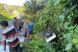 Patah As, Mobil Angkut 6000 Buah Kelapa Masuk ke Jurang di Kaur