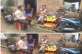 Jalin Silahturahmi Bersama Warga, Personel Polsek Teluk Segara Sambangi Warga Kelurahan Kampung Kelawi
