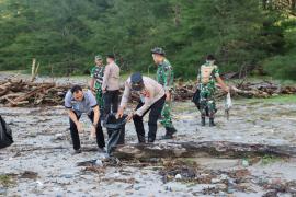 Polres Mukomuko Bersama Seluruh Elemen Masyarakat Bersih Bersih Sampah di Pantai Pandan Wangi