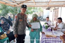 Bhabinkamtibmas Polsek Kaur Utara Hadiri Penyaluran BLT DD di Desa Ulak Agung