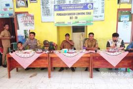 Monitoring Penyaluran BLT DD Tahap III di Desa Sumber Makmur, Bhabinkamtibmas Polsek Muara Sahung  Ingatkan Penerima BLT Bijak Menggunakan Bantuan 