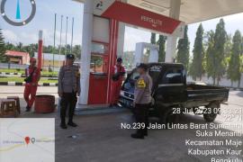 Cegah Kendaraan Mengisi Berulang, Polsek Maje Lakukan Pengamanan dan Pengawasan di SPBU 