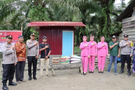 Peduli Kesehatan, Polres Mukomuko dan Bhayangkari Bantu Pembangunan MCK Warga Desa Lubuk Sanai II 