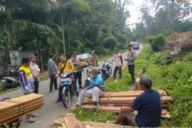 Bersineri, Polsek Kaur Tengah dan Warga Gotong Royong Rehab Jembatan di Desa Benua Ratu