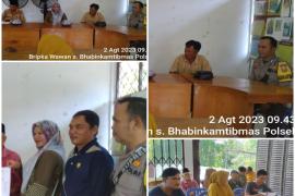 Bhabinkamtibmas Polsek Kaur Tengah Monitoring Penyaluran BLT DD Tahap III di Desa Kemang Manis 