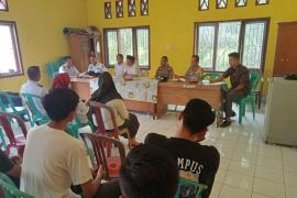Bhabinkamtibmas Polsek Padang Guci Hilir Hadiri Rapat Pembentukan Panitia HUT RI ke 78 