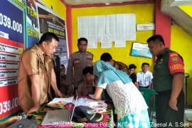 Bhabinkamtibmas Polsek Kaur Tengah Monitoring Penyaluran BLT DD Tahap III Tahun 2023 di Desa Bunga Melur 