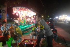 Monitoring Situasi Kamtibmas di Pasar Malam, Bhabinkamtibmas Sampaikan Imbauan