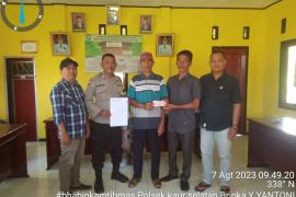 Bhabinkamtibmas Polsek Kaur Tengah Monitoring Penyaluran BLT DD Sampaiakn Imbauan Kepada KPM Desa Sekunyit  