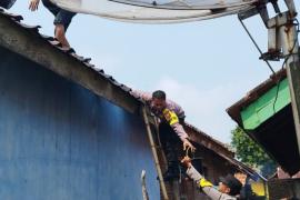 Kapolsek Maje Bersama Warga Bantu Korban Kebakaran
