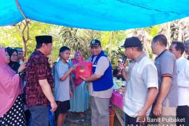 Polsek Padang Guci Hulu Monitoring Penyaluran Bantuan oleh Wagub Rosjhonsyah kepada Korban Kebakaran  