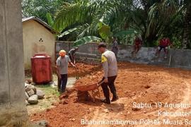 Bhabinkamtibmas Polsek Muara Sahung Gotong Royong di Masjid Al- Hidayah 