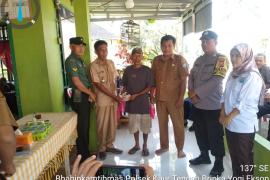 Di Desa Tanjung Baru Bhabinkamtibmas Monitoring Penyauluran BLT DD Tahap III