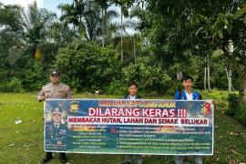 Cegah Pembakaran Hutan dan Lahan, Bhabinkamtibmas Polsek Kaur Selatan Lakukan Sosialisasi 