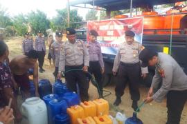 Polres Kaur Berikan Bantuan Air Bersih Kepada Warga yang Terdampak Kekeringan 