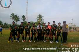 Laksanakan Pengamanan Pertandingan Sepak Bola, Kapolsek Kaur Tengah Sampaikan Pesan Kamtibmas