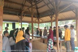 Kapolsek Nasal Hadiri Kegiatan Rapat Penetapan dan Pengundian Nomor Urut Calon Kepala Desa Pasar Jumat