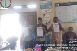 Pastikan Berjalan Aman, Personel Polsek Kaur Tengah PantaU Kegiatan Pengundian Nomor Urut Cakades Serdang Indah 