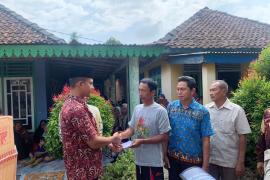Kapolres Kaur Bersama Pemda Kaur Berikan Bantuan Kepada Korban Kebakaran 