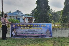 Sukseskan Ops Zebra Nala 2023, Sat Lantas Polres Mukomuko Pasang Spanduk Imbauan