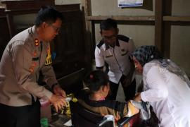 Tangis Haru Nenek Cicih Terima Bantuan Kursi Roda Dari Kapolres Mukomuko