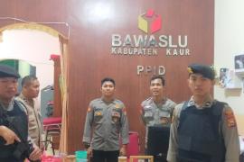 Cipta Kondisi Aman, Personel Polres Kaur Patroli di Kantor Bawaslu Kaur