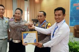 Sat Lantas Polres Kaur Terima Penghargaan Kategori Inovasi Terbaik Dalam Peningkatan Pendapata Asli Daerah