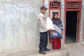 Polsek Padang Guci Salurkan Bantuan Sembako Selasa Berbagi Kepada IRT Desa Datar Lebar 