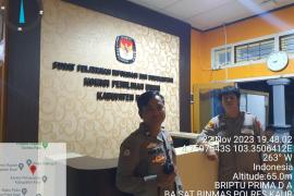 Patroli di Kantor KPU, Polres Kaur Lakukan Pengamanan dan Pemeriksaan