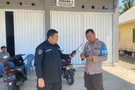 Satgas Banops Subsatgas OMB-Nala 2024 Polres Mukomuko Pasang Alat Komunikasi HT di Kantor KPU dan Bawaslu