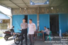 Personel Polres Kaur Lakukan Pengamanan Penuh Kewaspadaan di Gudang logistik 2 KPUD Kaur