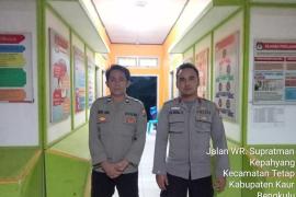 Siap Siaga, Personel Piket Polres Kaur Pengamanan di Kantor KPUD Kaur 