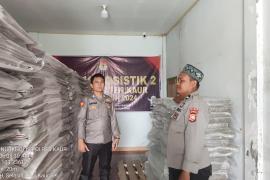 Personel piket Satgas Preventif Operasi OMB Polres Kaur Patroli di Gudang Logistik KPUD 