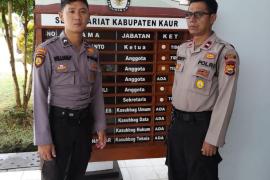 Personel Polres Kaur Piket Pengamanan Kantor KPUD Kaur dalam rangka Operasi Mantap Brata Nala 2023 