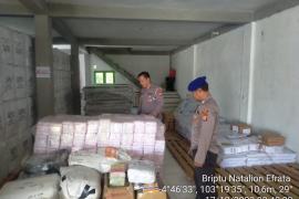 Personel Piket Satgas Preventif OMB Polres kaur Lakukan Sistem Pengamanan di Gudang Logistik KPU